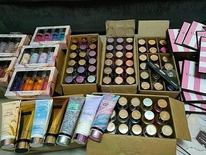 Cosmetic pallets 2 cosmetic pallets