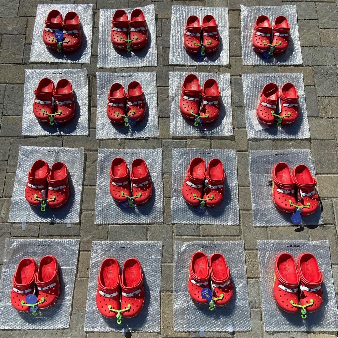 12ff4f26 cca7 4ba1 a2c0 3d1f1bf50a5d 1 Buy Crocs PALLETS | 200 pairs per pallet For $350