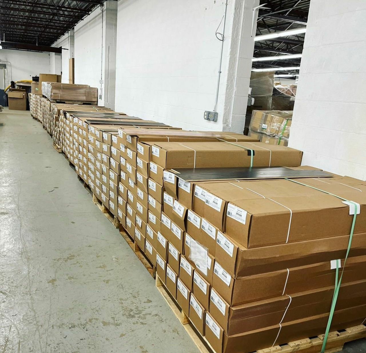 Hardwood flooring liquidation pallets with 200+ sq ft mixed planks