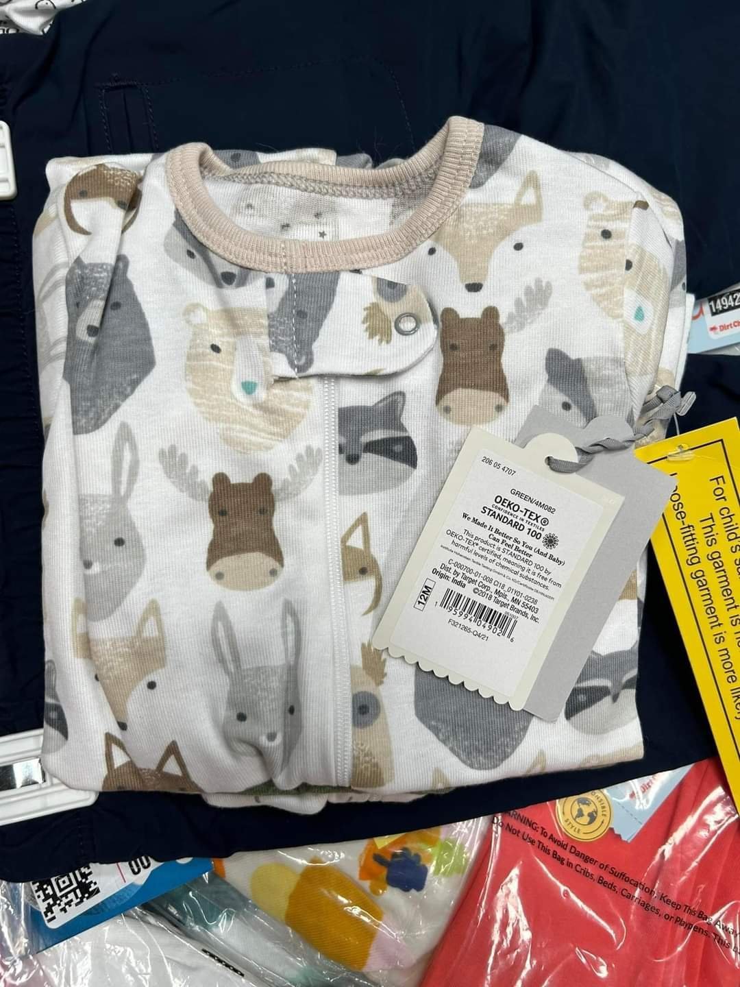 Clothing liquidation pallets with 350-450 mixed new pieces"