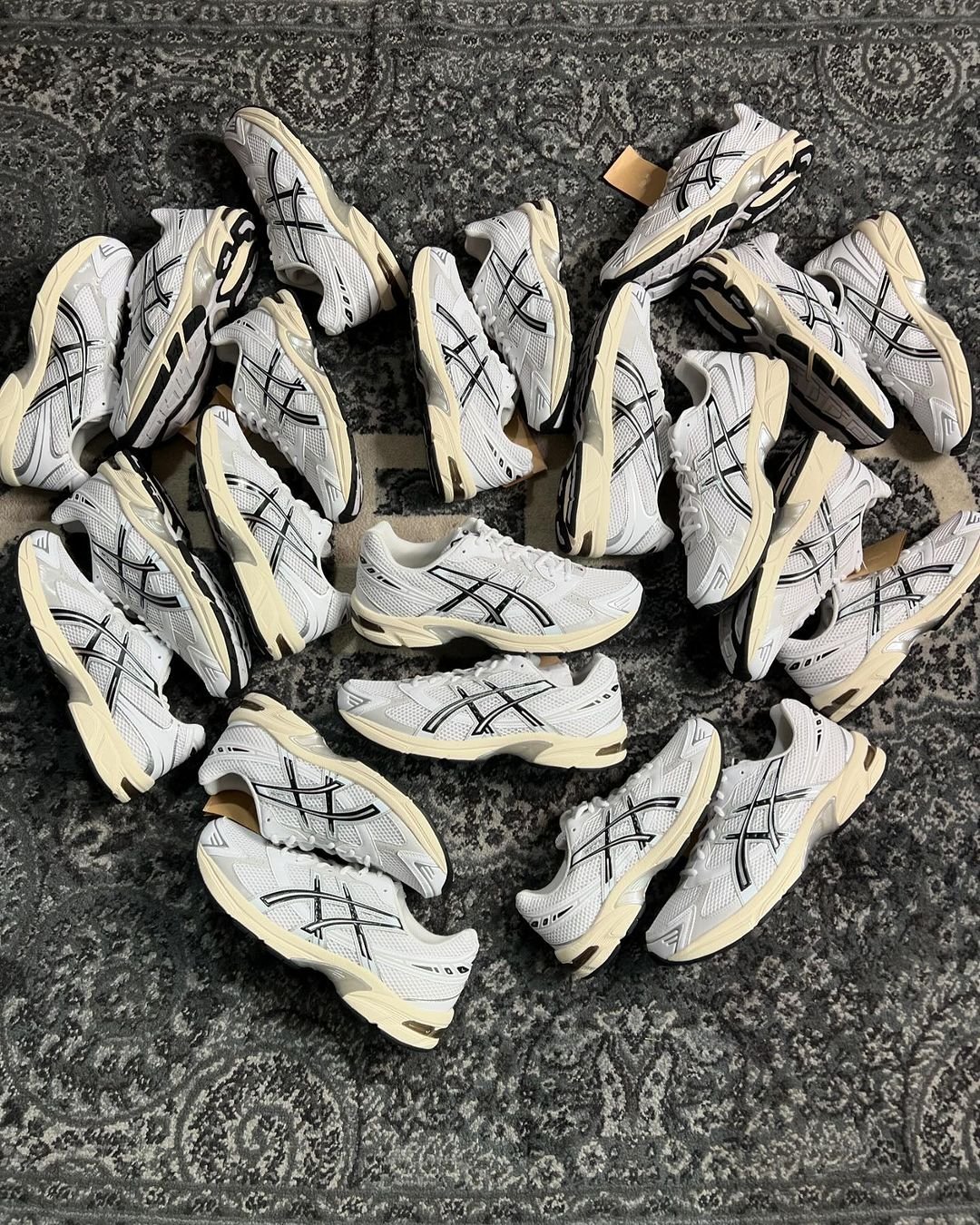 Asics gel kayano pallets with 80 white/midnight pairs"